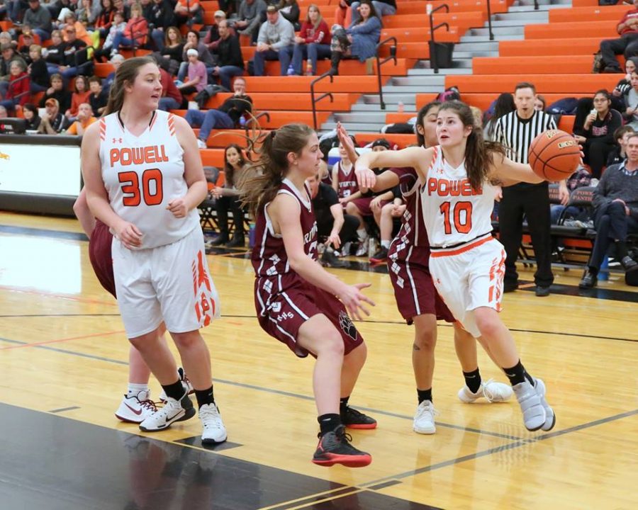 Maddy+Hanks+%28right%29+drives+to+the+bucket+during+the+game+against+Riverton+on+Jan.+19.