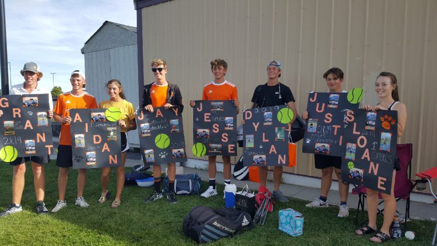 Seniors+Grant+Dillivan%2C+Aidan+Jacobsen%2C+Hailee+Paul%2C+Jay+Cox%2C+Jesse+Brown%2C+Dylan+Preator%2C+Justin+Vanderbeek+and+Sloane+Asay+pose+with+their+posters.%0A%0A