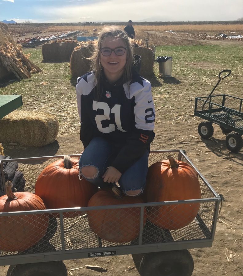 Prowl+Associate+Editor+and+Sports+Editor+Tegan+Lovelady+poses+at+Gallagher%E2%80%99s+Pumpkin+Patch+in+a+Dallas+Cowboys+jersey%2C+Ezekiel+Elliott%E2%80%99s+to+be+exact.+She+was+raised+by+a+Texas+native+and+has+been+an+avid+Dallas+fan+since+birth.%C2%A0