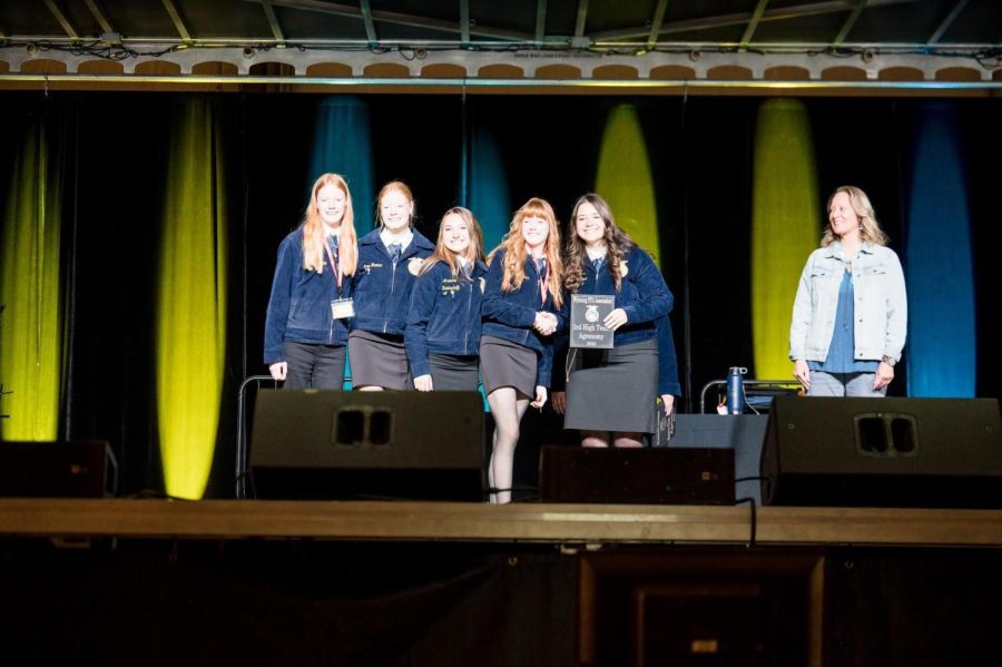 Powell-Shoshone+FFA+members+join+2022-2023+State+President+Sarah+Turner+on+stage+after+being+recognized+as+3rd+high+in+Agronomy.