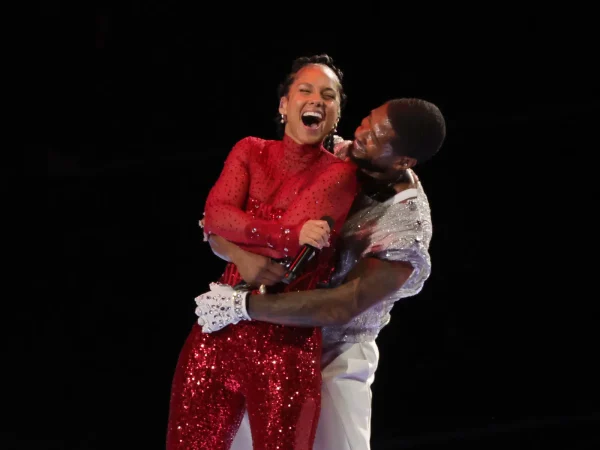 Usher performs with one of the appearing artists; Alicia Keys. 