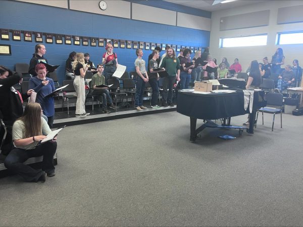 Powell Highschool choir students rehearse their pieces in preparation for Pre-Festival.
