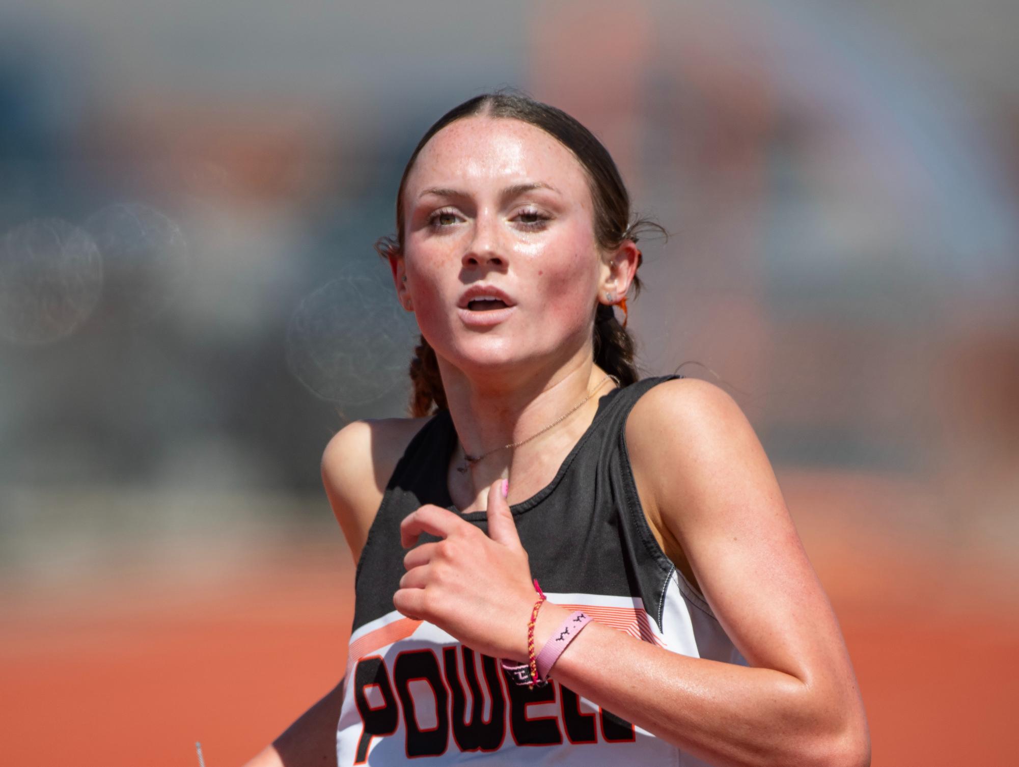 Kinley Cooley mid-race before breaking the one-mile school record