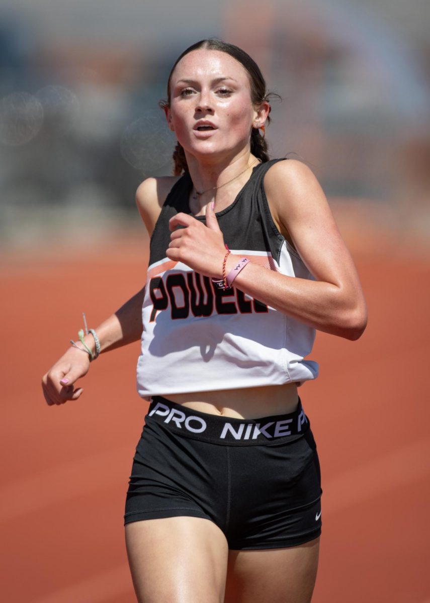 Kinley Cooley mid-race before breaking the one-mile school record