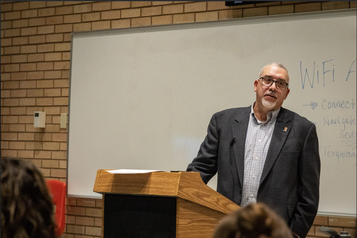 Vin Cappiello delivers the keynote address to an auditorium full of young journalists.